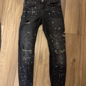 Zara jeans pink emo rock punk 36 denim strech grå/svart hål - Snygga byxor jeans f Zara st 36. Detaljer trash hål stänk av vita detaljer. Samfraktar se mina andra annonser!