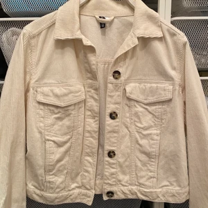 Manchesterjacka - Fin gräddvit manchesterjacka i kortare model från HM. Storlek XS, endast använd någon gång men den har små fläckar på insidan som inte försvinner i tvätten.