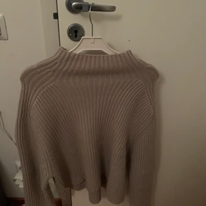Hm - Stickad tröja från hm i begie🤩köparen står för frakten 
