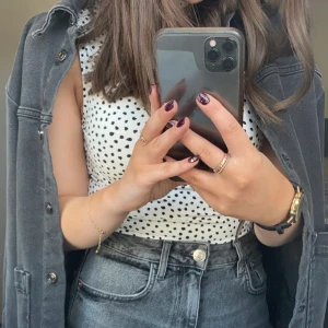 Bodys från hm!  - Har tre stycken bodys ifrån hm som bara kom till användning ett par få gånger! 🤩 Säljer dom antingen styckvis eller alla tre till ett superpris! Skriv om ni är intresserade ❤️