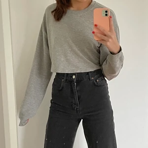 Tröja - Lite kortare sweatshirt som aldrig kommit till andvänding! Köparen står för frakten :)