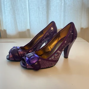 Festliga lila klackar - Killah - Festliga lila klackar från Killah med öppen tå. Öppen tå med paljetter⭐️