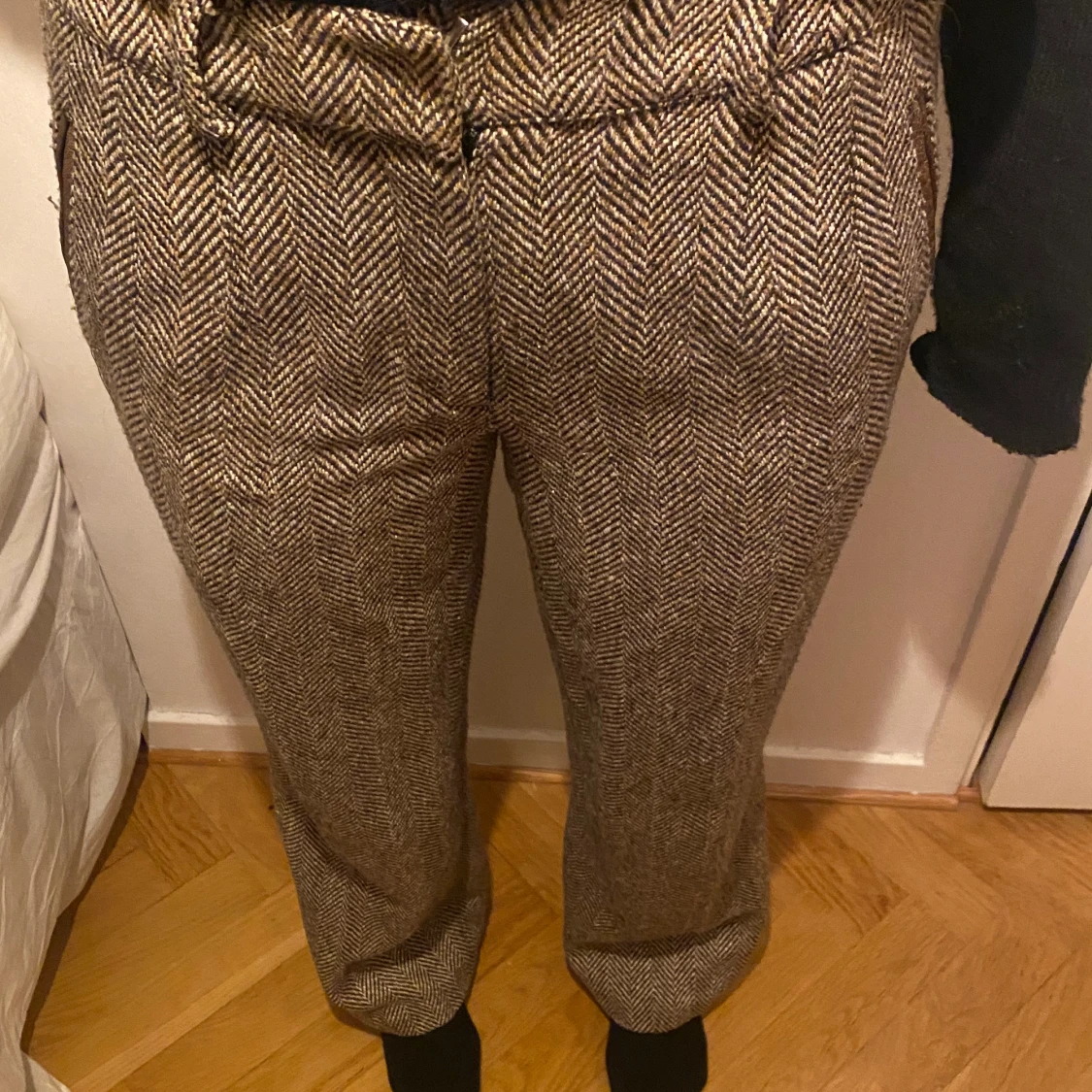 Byxor i brunt fiskbensmönster