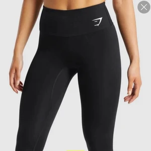 Gymshark tights - Oanvända svarta träningstights från gymshark. Köpa de oandvända här på plick men de va lite små på mig slm brulqr ha M i vanliga fall❤️