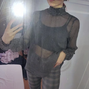 En tunn, bekväm, genomskinlig tröja  - Det är en tunn långärmad tröja som har ett bekvämt och luftigt tyg som inte sitter tajt. Den är som nyskick. Ställ frågor om ni har några. Jag kan både mötas i Umeå men också skicka på posten. 💕