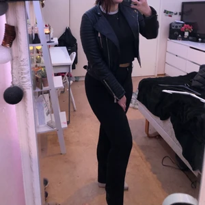 Skinn jacka  - Säljer nu min skinn jacka som är jätte snygg och i super bra skick, storlek S 💕