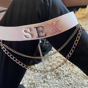 Skärp  - Ljusrosa skärp med kedjor 