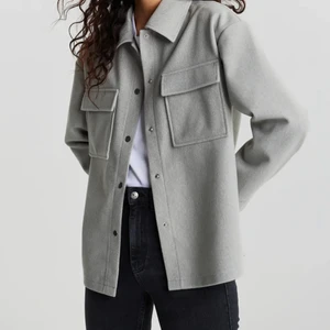 Skjortjacka grå - Säljer denna skitsnygga skjortjackan som är slutsåld från Gina i storlek S men passar mig perfekt som är M/L. Jackan är använd 2 gånger dvs den är typ nyskick! Den har inga skavanker. Köpt för 499kr på zalando. Mitt pris: 320+64kr frakt. Billigare vid en snabb affär. Skriv jättegärna för mer info/ bilder!