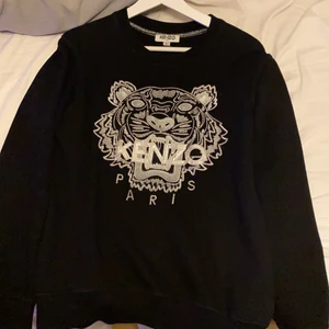 Svart kenzo tröja  - Äkta svart kenzo tröja som är sparsamt använd. Fin kvalite. Frakten ingår inte i priset som ligger på 66 kr. Kom privat för frågor. Jag har s-m och den sitter bra på mig 