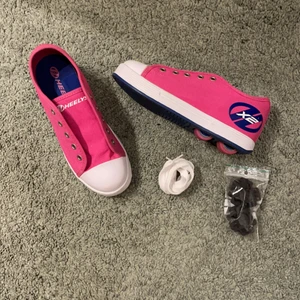 HELLYS skor! ALDRIG ANVÄNDA! HELT NYA!💕🤍 - HEELYS rullskor, snören bredvid och lock för hjulen.😊💕