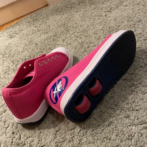 HEELYS skor, storlek 35🤍 - Rullskor, snöret bredvid och Lock för hjulen.💕HELT NYA! ALDRIG ANVÄNDA!