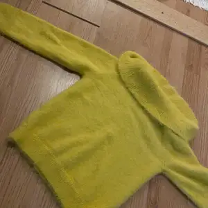 En fin och gul tröja till vinter 