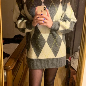 Stickad klänning från H&M - En klänning från H&M säljer pga för liten på mig annars mycket bra skick