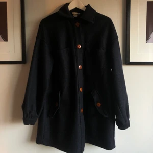 ullkappa från H&M trend - Säljer min mörkblå / navy kappa i 100% ull från HM trend i storlek 34! Knappar i rostfärgat skinn! Använt skick men ingenting att anmärka på 🌼