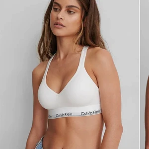 Calvin klein bh! - (SÄLJER ÄVEN EN GRÅ!) Säljer en nästan oanvänd Calvin klein bh! Frakt tillkommer 💓💓