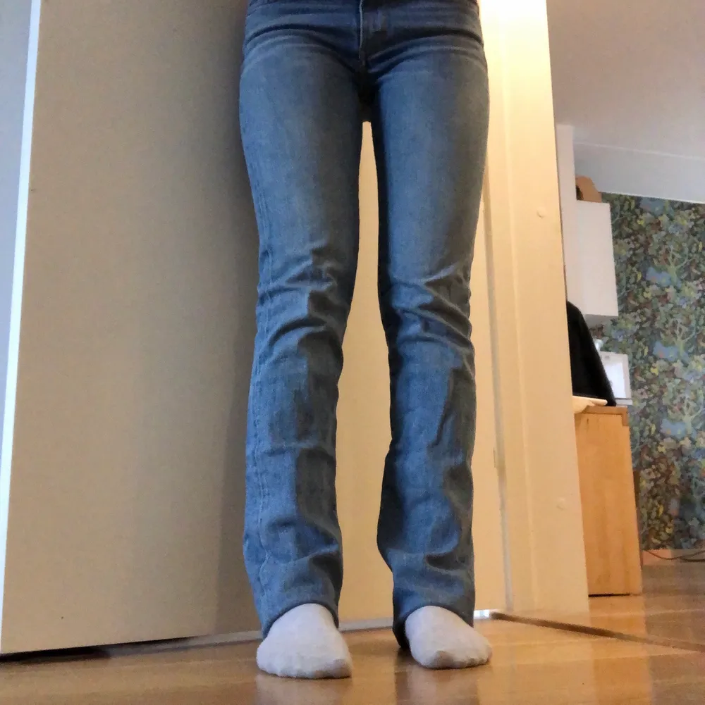 Ett par skitsnygga levi’s jeans! De är straight fit. Sitter jättebra men är lite för långa (har vikt upp på bilden) för mig som är 167. Är storlek 28 men passar mig som brukar ha 26/27, ganska stretchiga.. Jeans & Byxor.