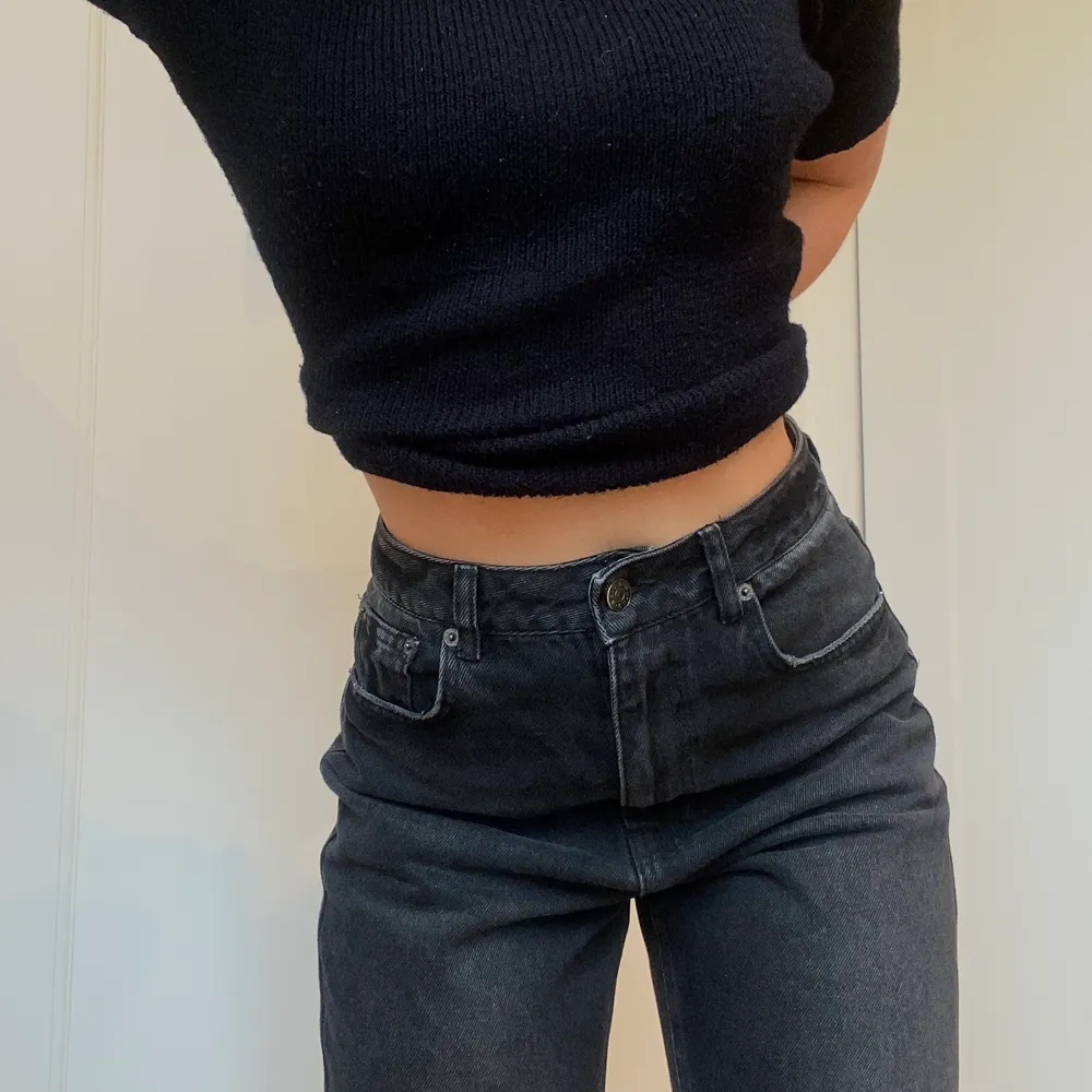 Riktigt snygga svarta jeans från nakd. Är i en rak modell med hög midja. Storlek 36 nypris: 399kr 2 sista bilderna från nakds sida. Jeans & Byxor.