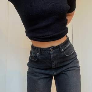 Riktigt snygga svarta jeans från nakd. Är i en rak modell med hög midja. Storlek 36 nypris: 399kr 2 sista bilderna från nakds sida