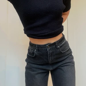 Svarta raka jeans från NAKD - Riktigt snygga svarta jeans från nakd. Är i en rak modell med hög midja. Storlek 36 nypris: 399kr 2 sista bilderna från nakds sida