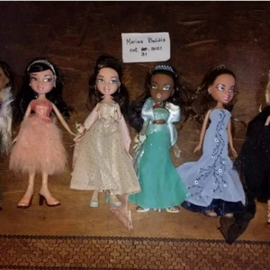 Söker bratz formal funk serien - Hej! Jag söker bratz i från formal funk serien med tillhörande klänningar. Om du har en eller alla så är jag intressad så skicka bild och pris på PM💗