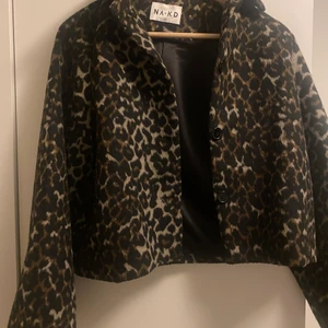 Jacka strl S - Jacka med leopard mönster från nakd,  bekväm och rymlig 🌬❤️ frakt ingår, pris 200kr 