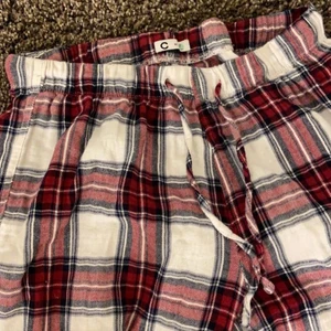 Pyjamasbyxor rutiga - Supermysiga , rödrutiga pyjamasbyxor från Cubus! Riktigt trendiga just nu! Använda ca 5 gånger och passar perfekt nu när det snart är december💓 jag är ca 168cm och de passar perfekt i längden