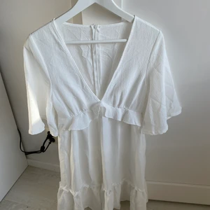 Strandklänning  - Oanvändklänning så i nyskick! Lite genomskinlig. Frakt står köpare för (köpare väljer fraktsätt) eller kan vi mötas upp i Kävlinge/Lund/Landskrona/Staffanstorp/Löddeköpinge osv 