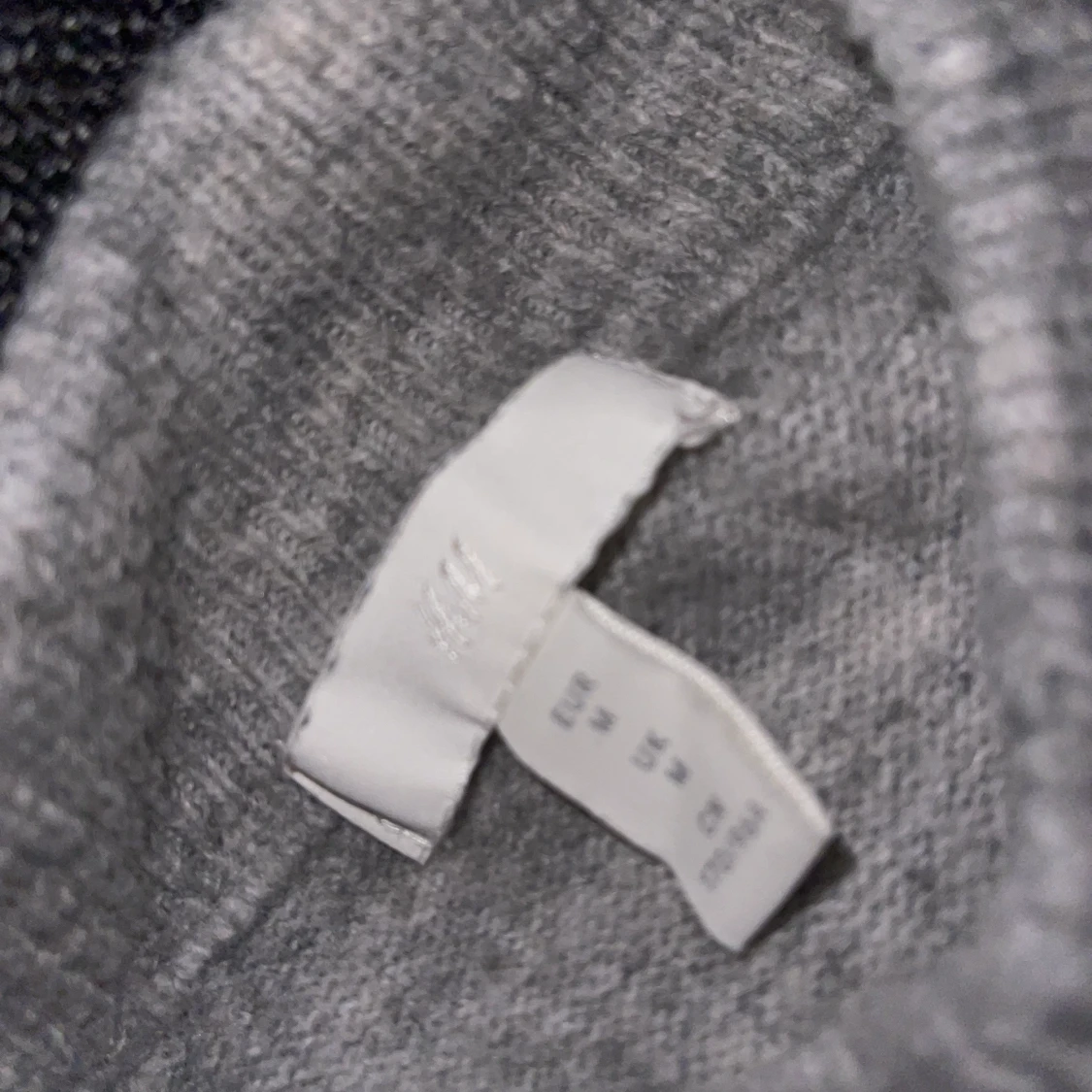 Tunn grå stickad tröja från h&m - 90