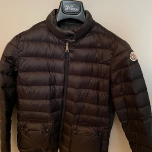 Moncler jacka  - En Moncler jacka i storlek 1 som motsvarar en S. Knappt använd och köpt för ca 1,5 år sedan från monclers egna hemsida. Världens finaste jacka men jag använder den inte längre så den behöver ett nytt hem!!🥺 Tillhörande påse till jackan medföljer. Har massor med fler bilder på den! Tveka inte att skriva om du har någon fråga 🖤🖤