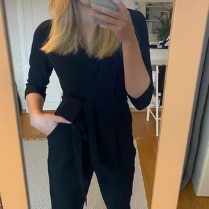 Svart jumpsuit - Superfin svart jumpsuit med snörning från BikBok!! Använd endast en gång och är i mycket bra skick. Perfekt att ha till nyår!!!   Storlek: XS   Pris: 100kr