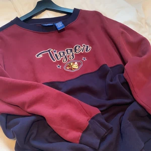 Sweatshirt - En jättesöt sweatshirt som jag inte använder längre. Köpt secondhand och har en tråd som sitter löst på ett ställe (bild 3) annars är det inget annat fel jag märkt med tröjan!