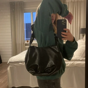 Väska - Jätte fin väska från SHEIN. Aldrig använd. Hör av dig om du har några frågor eller vill ha fler bilder💗