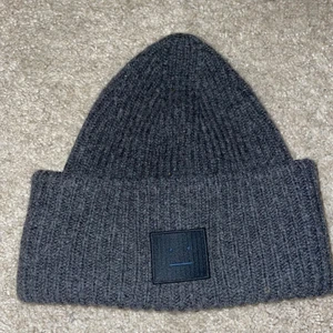 Acne mössa - Mörkgrå acne mössa, köpt för två år sen men knappt använd. Nypris 1100kr. Bud 720
