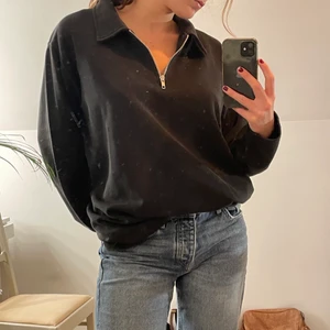 Svart långarmad tröja med dragkedja  - En svart ribbad tröja med dragkedja vid kragen. Längre än första bilden, där är den instoppad. Ingen lapp finns men skulle säga att den funkar från Small och uppåt. Bra skick och knappt använd 💕💕