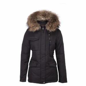 Hollies jacka - Säljer min hollies jacka i ett jättebra skick. Använt ett få tal gånger. Pris går att diskuteras. Utan päls då jag har tagit av den men den finns. Köpare står för frakten.