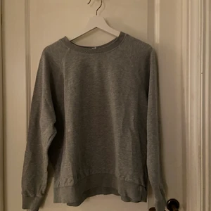 Grå sweatshirt från HM - Grå tröja från hm köpt för 200kr säljer för 60kr