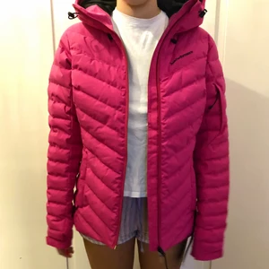 Peak Performance jacka - Säljer denna coola Dunjacka köpt på rean i Peakbutiken för 1500kr. Nyskick med lapp kvar, endast provad. Storlek M! 