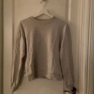 Beige sweatshirt  - Beige sweatshirt från NAKD, köpt för 199kr säljer för 60kr
