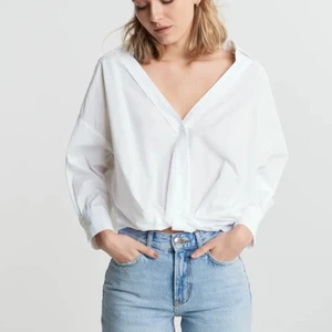 Skjorttröja  - jätte fin skjorta som är ihopsydd som en topp. Lite croppad. Aldrig använd så den är i nyskick. Skicka privat för flera bilder om det önskas! Storlek 40 men passar allt från S-L beroende på hur man gillar passformen! Nypris 359kr, säljer nu för 150kr! Kram💓