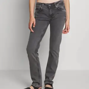 Säljer dessa fina jeans från pape jeans i en grå färg. Lågmidjade och raka i benen. Säljer pga lpgmidjade jeans int är min stil samt får ingen användning för dom. så hoppas nu att någon annan kan bli glad och få användning av dom.❤️ fördelen med dessa jeans  är att dom passar mindre personer som är runt 160 och har normalt sätt 34-32❤️