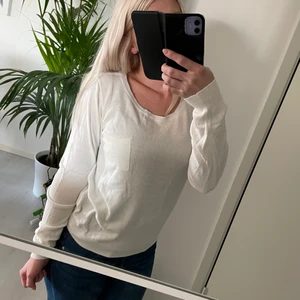 Vit tröja🤍 - Jättesöt tröja från Lindex i storlek S🤍 knappar bak och liten ficka på brödet🌟