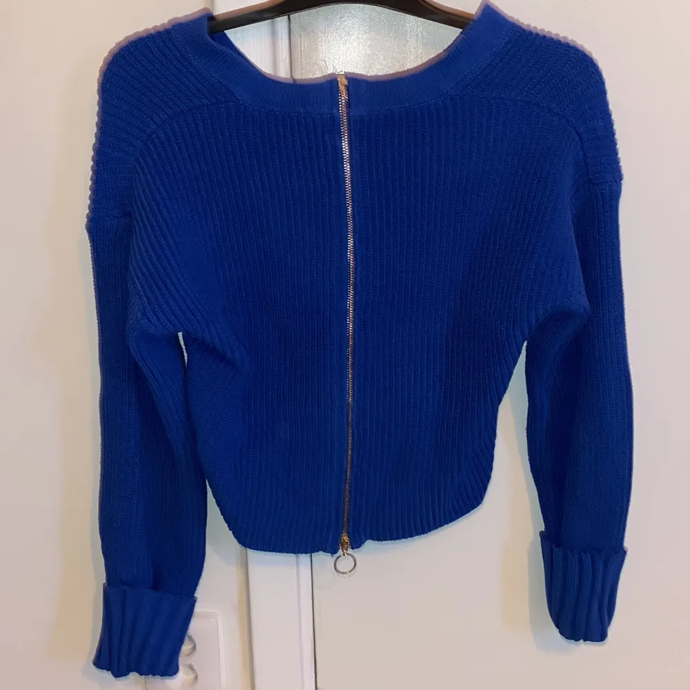 Säljer denna fina tröja som har en jätte fin blå färg och fina detaljer.  Från Lindex men tror inte den finns att köpa där längre. St XS men passar även S. Kunden står för frakten💕. Tröjor & Koftor.