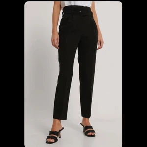 Kostymbyxor med knyte - Höga kostymbyxor med skärp. Pressveck. Endast testade. 