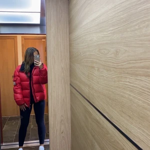 Moncler jacka - Säljer min röda moncler jacka (vintage) storlek M/L 