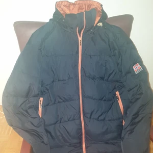 Dunjacka  (marinblå/orange)    xxl - Marinblå dunjacka i hyfsat skick. Har nog några år på nacken....Men inga större fel......Tycker jag🤪
