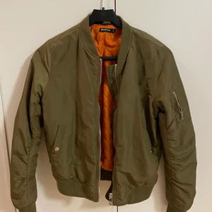 Bomberjacka - Bomberjacka i storlek S. Den är använd men är i helt skick.