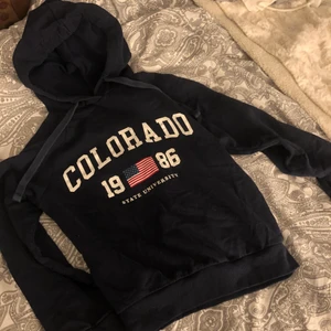 Hoodie - Superfin hoodie från Gina tricot, använd fåtal gånger. Jättefint skick💓storlek XXS men passar även xs skulle jag säga🥰