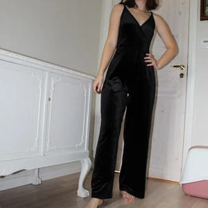 Bikbok svårt jumpsuit Strl. XS - En svart jumpsuit från Bikbok i strl. XS. Materialet är lite velvet aktigt, väldigt skönt! Axelbanden är justerbara. Väldigt fint skick, endast använd ett par gånger. Skriv gärna om du vill ha fler bilder eller mer information! Svarar gärna på frågor!