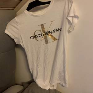 Snygg Calvin Klein T-shirt som aldirg har kommit till användning!! Den är mjuk i materialet och CK är i guld!!!✨✨✨