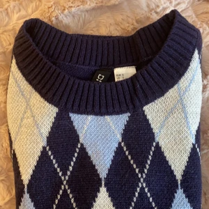 Stickad rutig slipover från HM❤️😍😍 - Plagget köptes för 2 dagar sedan på HM✨🙃Har ej använts utan bara testets en gång och jag tyckte den var väldigt fin💛inte alls stickigt material och mjuk och skön🥰I st S, den var lite stor för mig och det är därför jag tyvärr säljer den:(❤️ordinarie pris var 150kr❤️